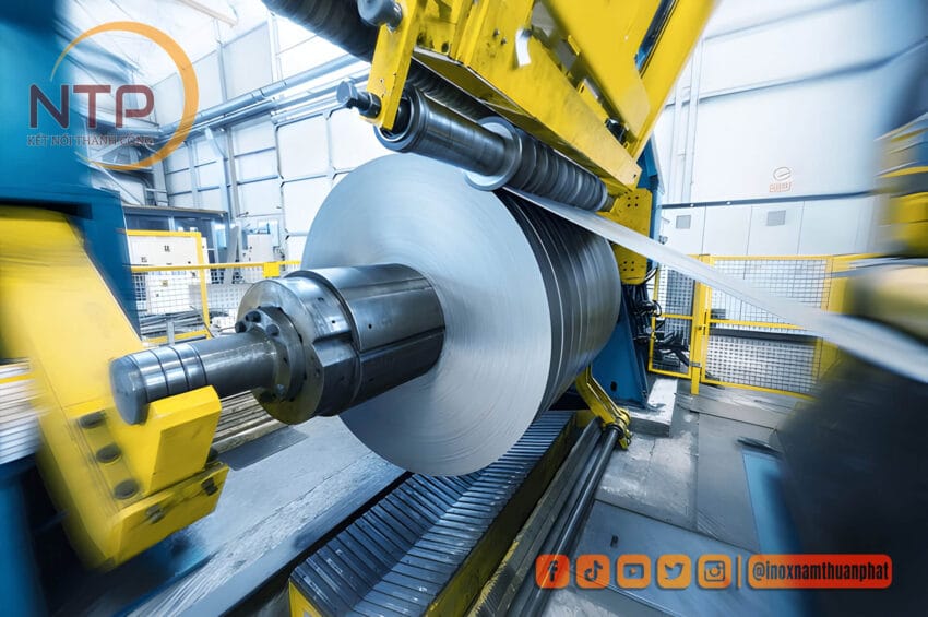 Cuộn Inox 304: Giải Pháp Vật Liệu Hoàn Hảo Cho Mọi Công Trình 3 Cuộn inox 304 sáng bóng, bền bỉ, được cung cấp bởi Nam Thuận Phát, đơn vị uy tín trong lĩnh vực vật tư inox